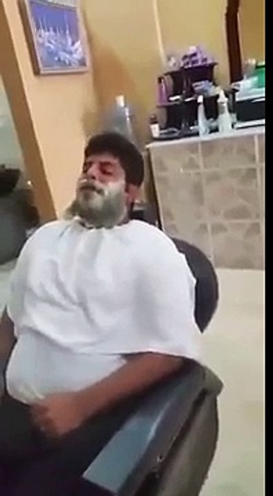 Cera en la barba un hombre valiente