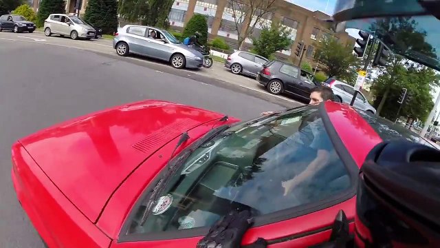 Ce motard aide un automobiliste tombé en panne d'essence