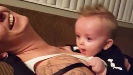 Bébé joue