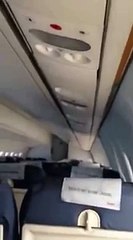 Un couple se retrouve seul dans un avion