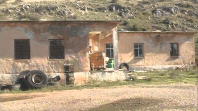 Në pritje të fluksit. Bilisht, ish-reparti ushtarak gati për refugjatët