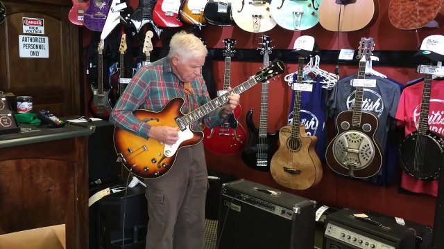 Ce papy de 80 ans bluffe les clients d'un magasin avec sa guitare