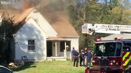 Hombre quemó la casa de su ex y luego bailó sobre ella