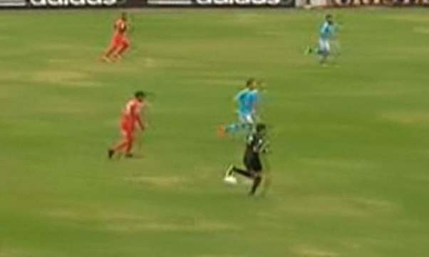 Une passe décisive en talonnade... d'un arbitre !