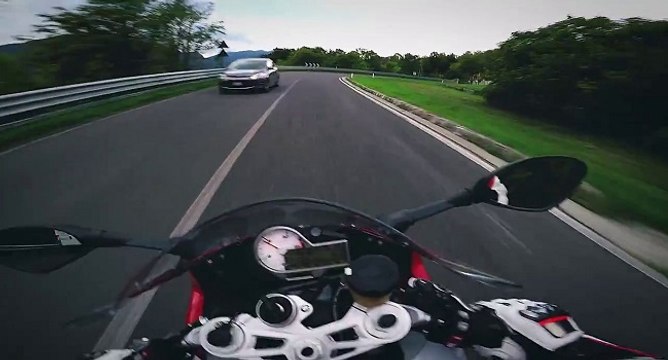 Balade à toute vitesse sur une moto en montagne
