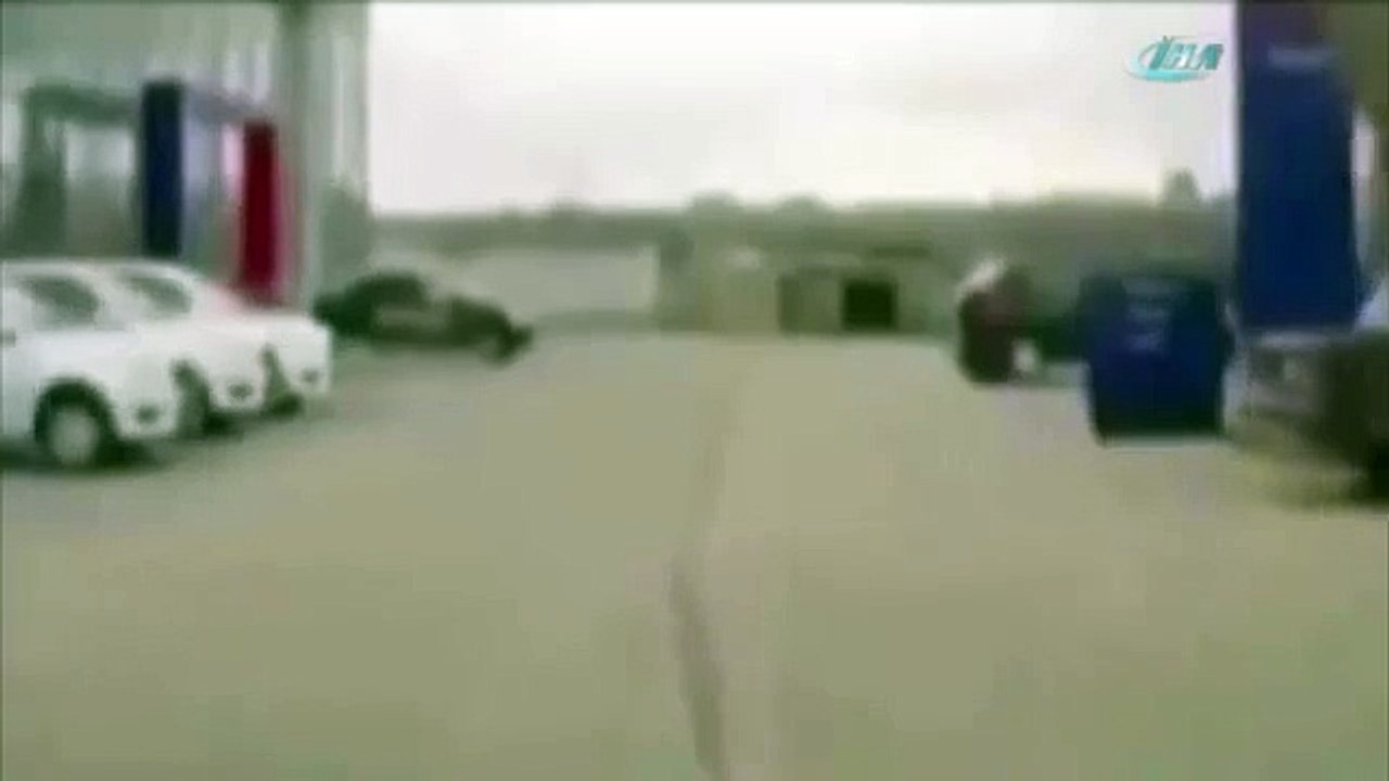 Kadın sürücü fren yerine gaza basınca.