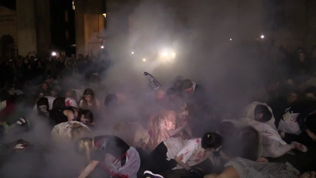 Londres : des centaines de zombies sur les pas de Michael Jackson