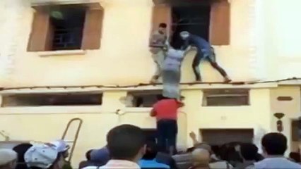 لحظة إنقاد إمرأة من حريق مهول من طرف أبناء الحي