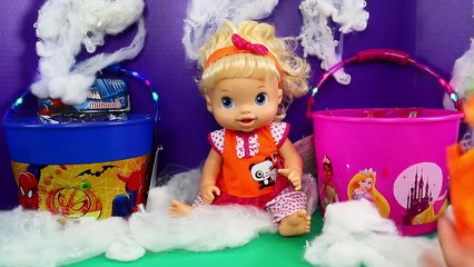 Descargar video: Baby Alive DIY Halloween Pumpkin Costume & Surprise Toys Buckets Halloween Candy & McDonal