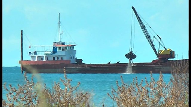 Dosja investigative. Ekskluzive: Anija shkarkon inertet në Romano Port