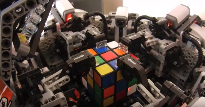 Ils inventent une machine pour résoudre les Rubik's Cube !