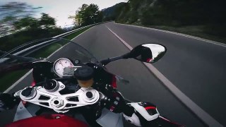 Grosse arsouille sur route de montagne avec une BMW S1000RR
