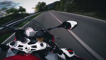 Grosse arsouille sur route de montagne avec une BMW S1000RR