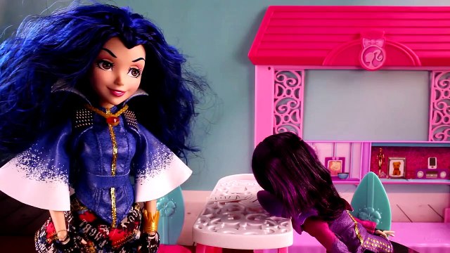 Frozen Elsa Cuts Her Hair! Features Frozen Anna, Ariel, Maleficent, Descendants Mal & Evie