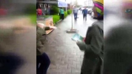 Broşür dağıtan kızlara saldırıp marifetmiş gibi paylaştırlar