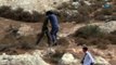 Gözü dönmüş İsrailli, Filistinlilere yardım edenlere saldırdı