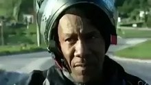 Motociclista bate logo após dar entrevista num local onde há muitos acidentes