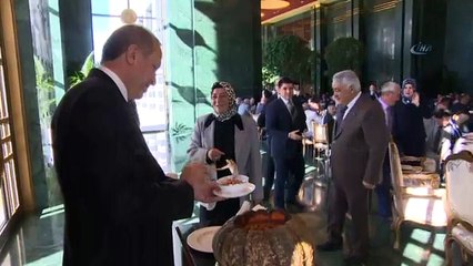 Kendi elleriyle ikram etti