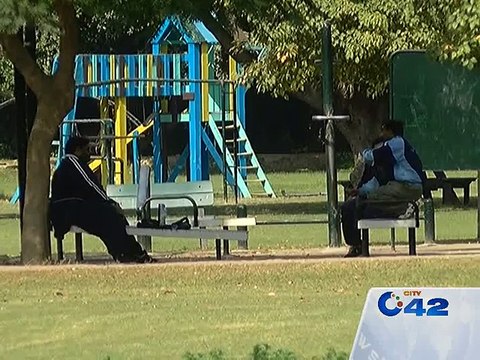 Rain turns weather cold in Lahore