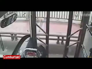 Otobüs şoförü genç kadının hayatını kurtardı