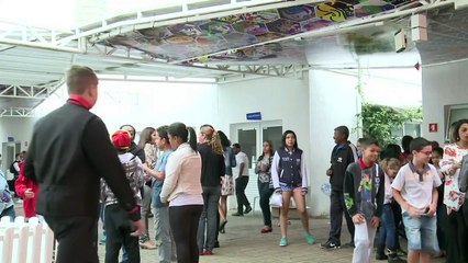 Painel de Romero Britto em escola