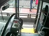 Bus Driver Preventing Woman from Suicide / Supir Bis Berhenti demi Menyelamatkan orang bunuh diri