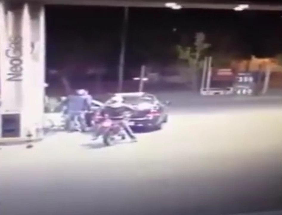 Truck Driver Turns Things Around Against Bandits / Trek Ini Putar balik dan Hantam Perampok