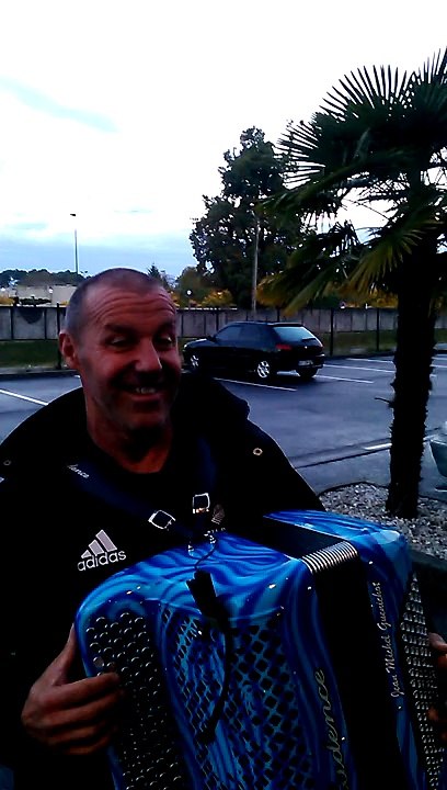 Record du monde d'endurance à l'accordéon Battu