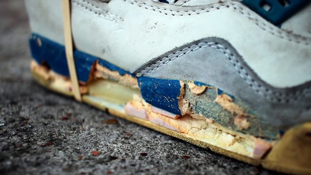 Cet artisan restaure les vieilles basket et sneakers avec beaucoup de passion!