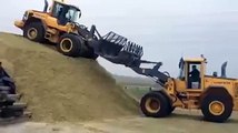 Wheel loaders help each other