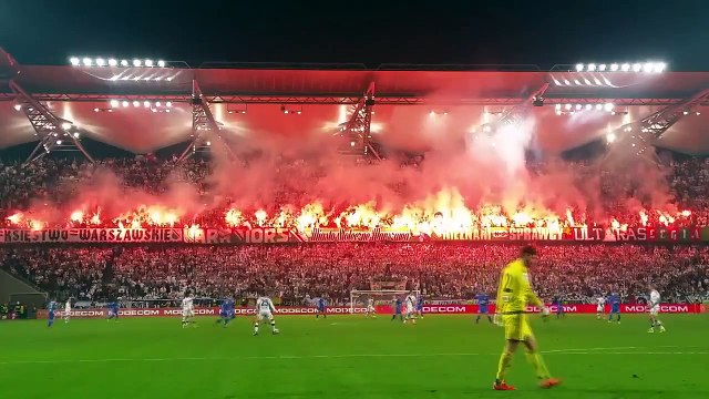 Impressionnante ligne de fumigènes en plein match !