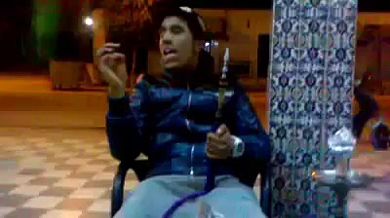 إثر زواجه بفتات فرنسية يحاول تعلم اللغة الفرنسي...