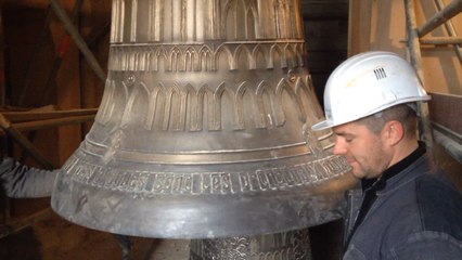 Montée des nouvelles cloches de la cathédrale de Sées.