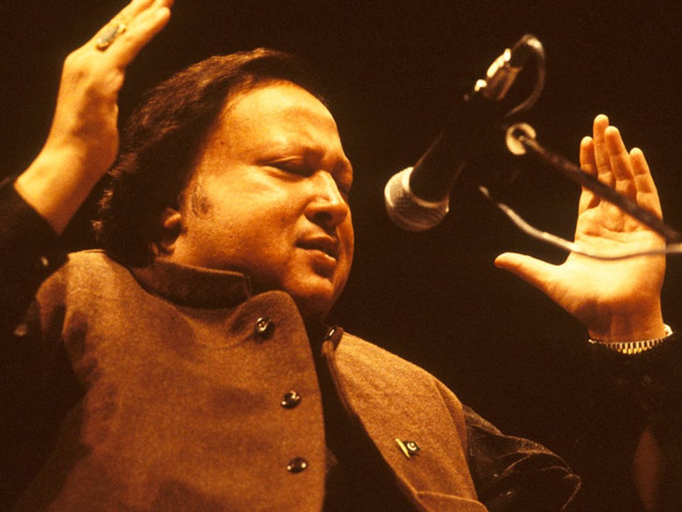 Halke Main Rasoolon Ke Wo Maahe Madni Hai | Only in the Voice of Great Ustad Nusrat Fateh Ali Khan