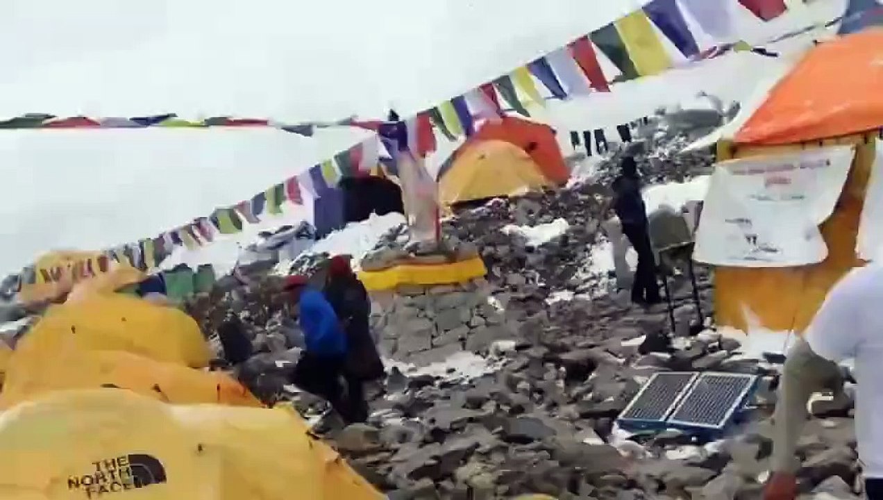 Earthquake Hits Everest Base Camp - New Video - Two Minutes of extreme Terror