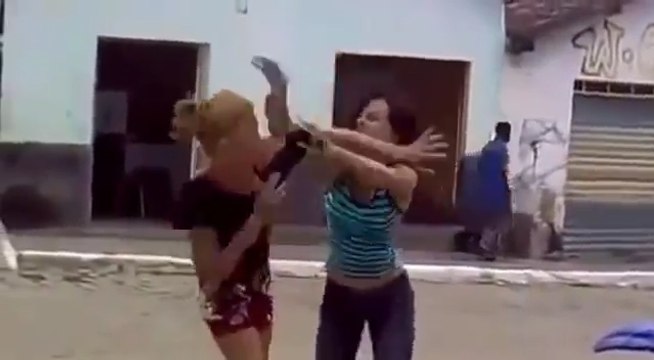 Телки дерутся Уличная драка