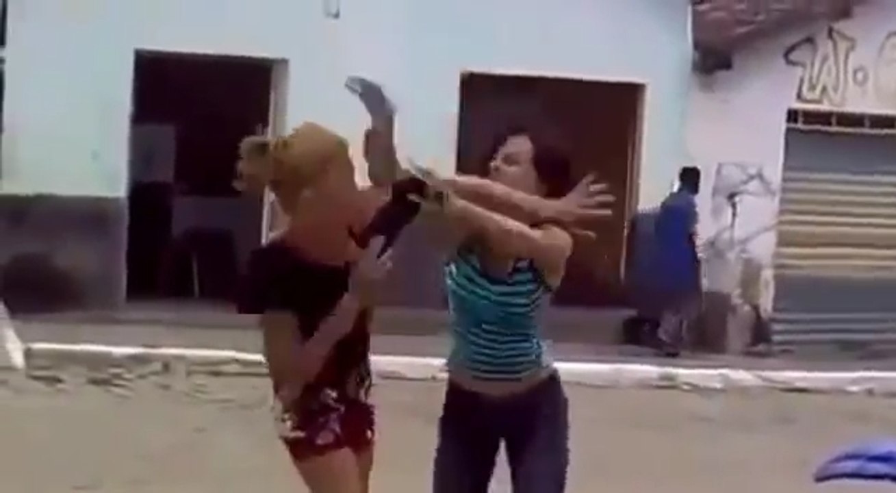 Телки дерутся Уличная драка