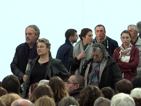 Puisseguin: Votre douleur est la nôtre , assure Hollande aux familles des victimes