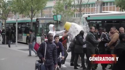 Des jeunes jettent de la farine sur des contrôleurs RATP