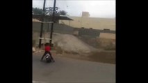 Ce pilote de scooter est un fou....