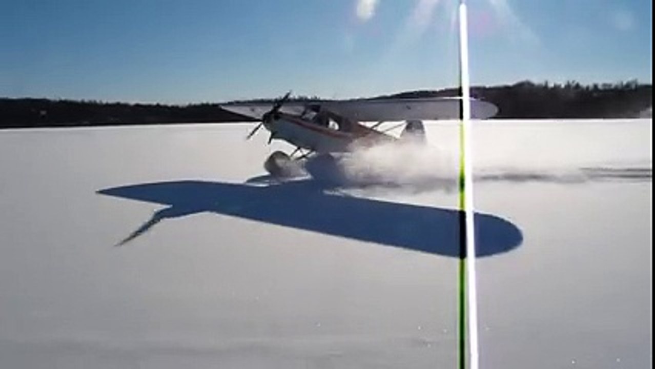 Un homme fait du drift avec son avion