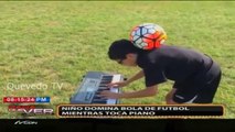 Niño Domina La Pelota Mientras Toca El Piano