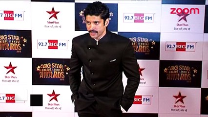 Farhan Akhtar's interference is IRRITATING 'Rock On 2'cast - Bollywood Gossip