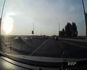 Un motard est éjecté de sa moto !