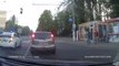 Un policier russe sympa aide une mamie à traverser la route