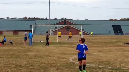 Une biche marque un but pendant un match de foot