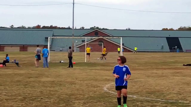 Une biche marque un but pendant un match de foot
