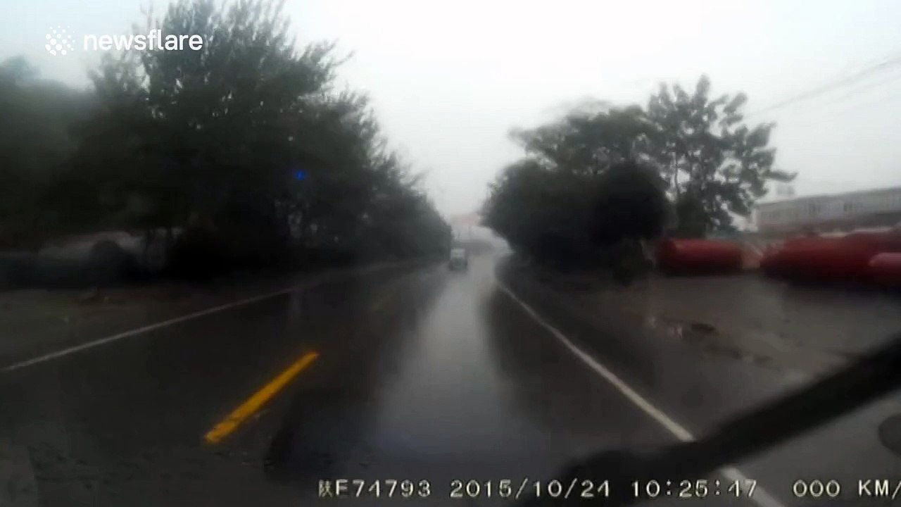 Shocking head-on collision on motorway in China