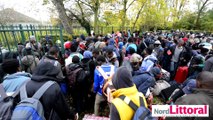 Quelque 300 migrants sont volontairement partis de Calais en bus. Direction_ des villes et villages de France