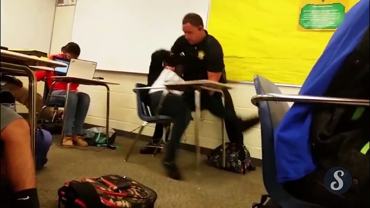 Une lycéenne trainée par terre en plein cours par un policier